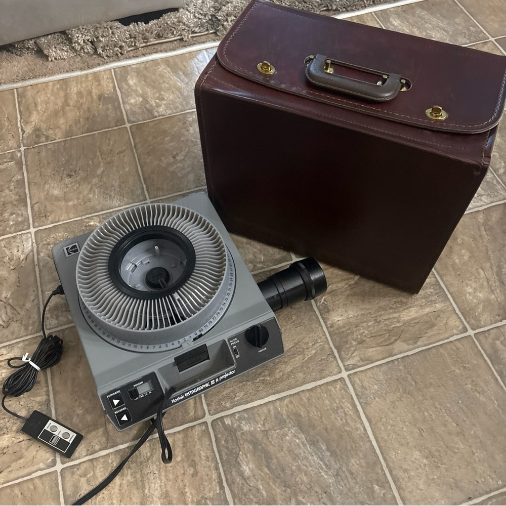 Kodak Ektagraphic III A Carousel Slide Projector, Remote & Carousel Works. CASE
